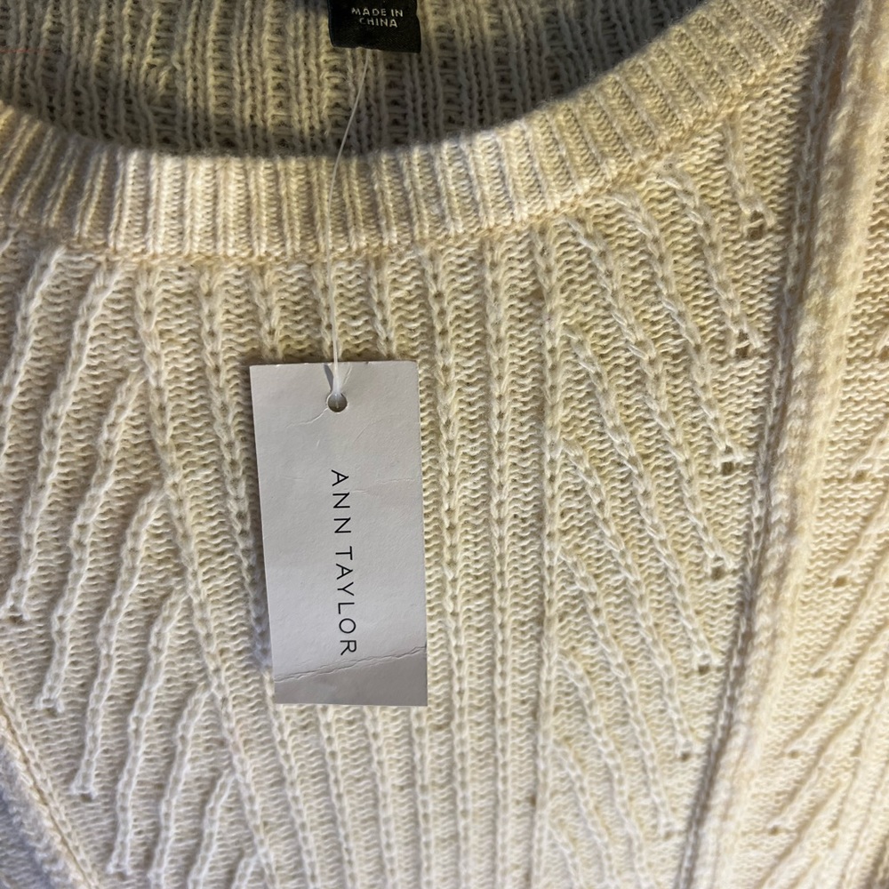 Ann Taylor Wool SX 70% Wool, 30% Nylon Handwash Cold or Dry Clean.